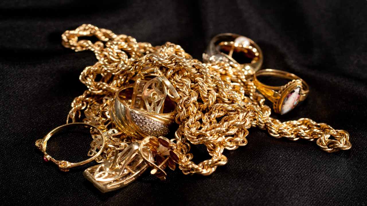 Gold jewelry, if you have one like this you make a fortune