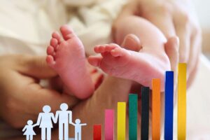 neonato tra le breccia di mamma