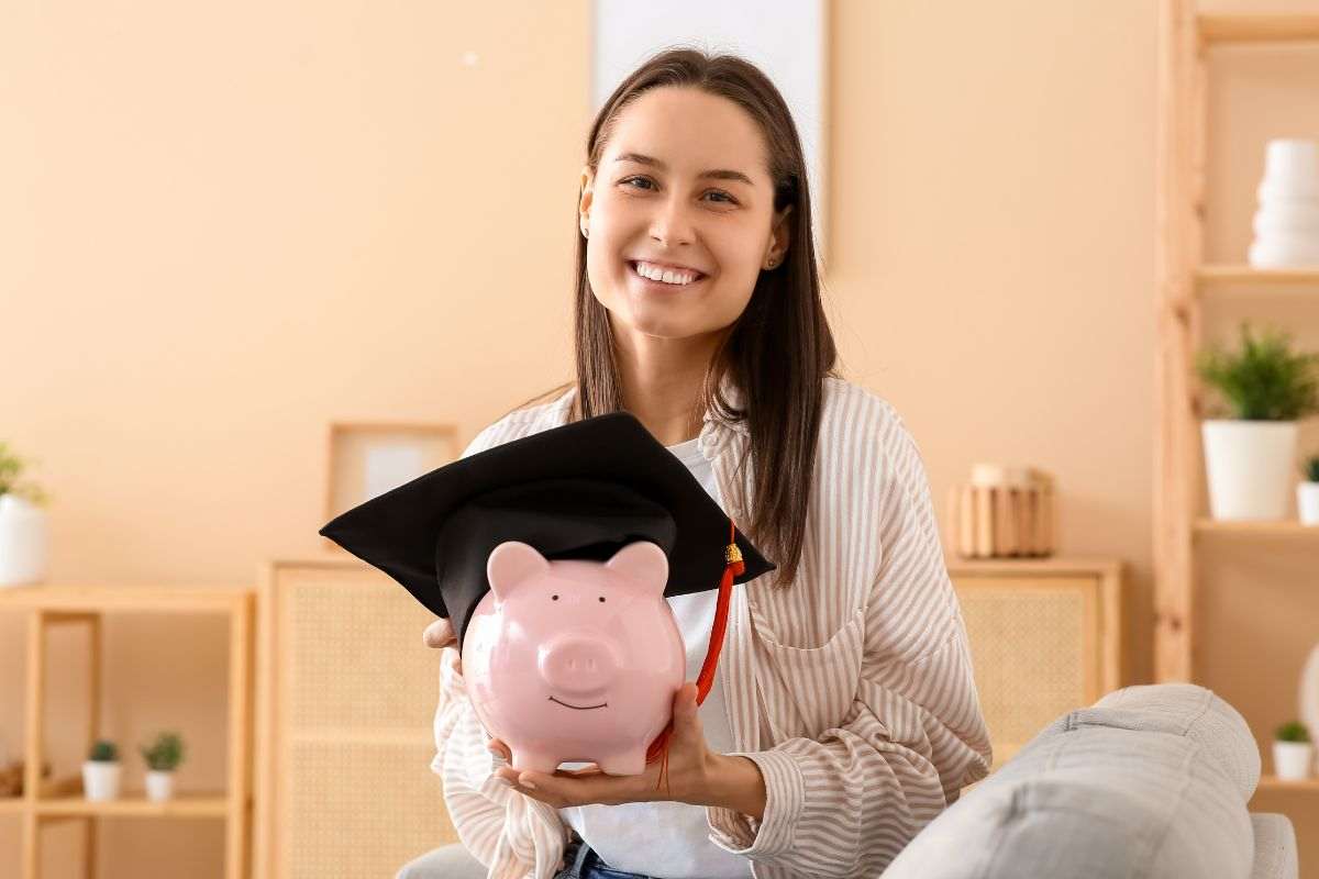 Ragazza studentessa sorridente