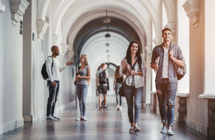 Studenti tra i corridoi dell'università