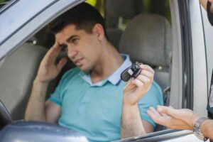 uomo consegna le chiavi dell'auto alla polizia